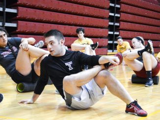 Nick Perugini leads members of the women’s rowing team at their 6:30 a.m. workout on Feb. 19. | Sash Schaeffer TTN