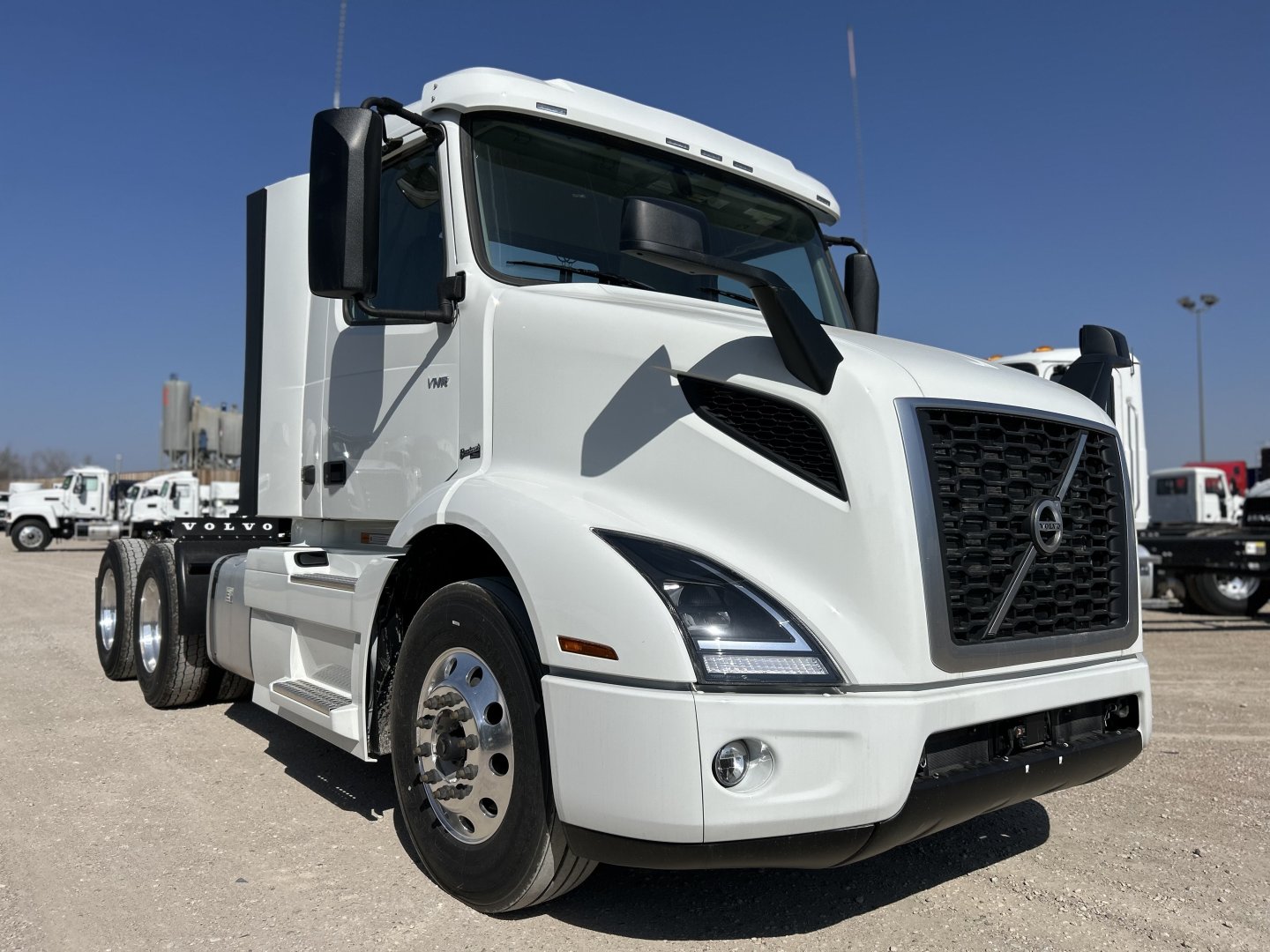 2025 Volvo VNR64T300