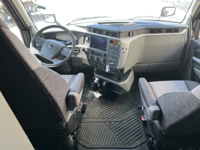2025 Volvo VNL64T840