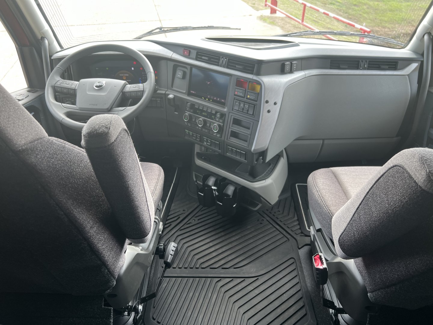 2025 Volvo VNL64T860