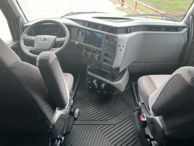 2025 Volvo VNL64T860