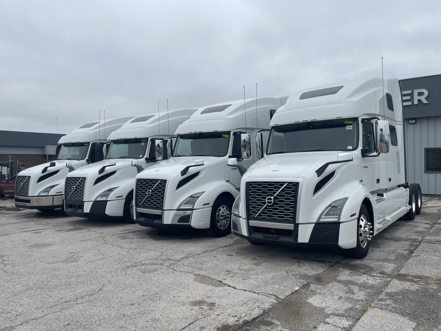 2024 Volvo VNL64T860