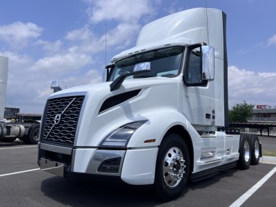2025 Volvo VNL64T300