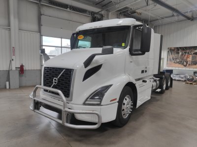 2021 Volvo VNR64T400