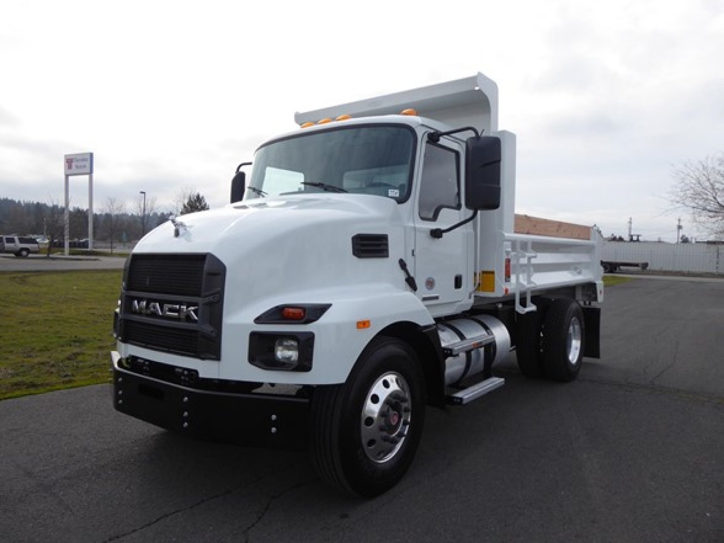 2025 Mack MD64