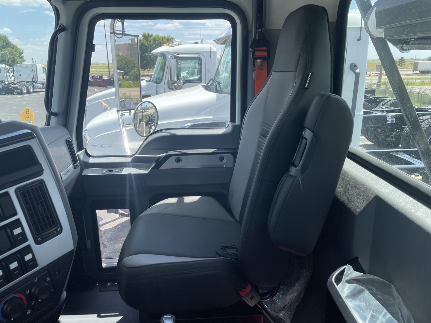 2025 Mack GR64B