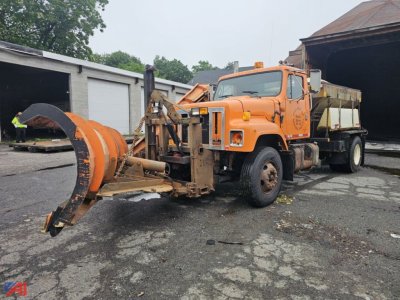 2002 International 2574 with Plow and Sander