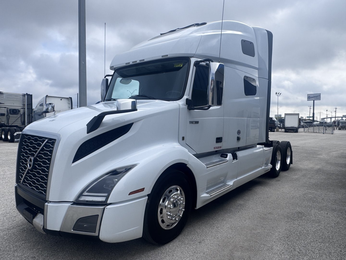 2022 Volvo VNL64T760