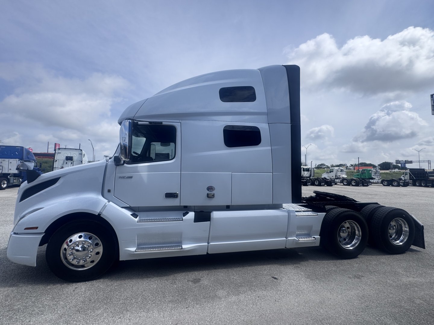2022 Volvo VNL64T760