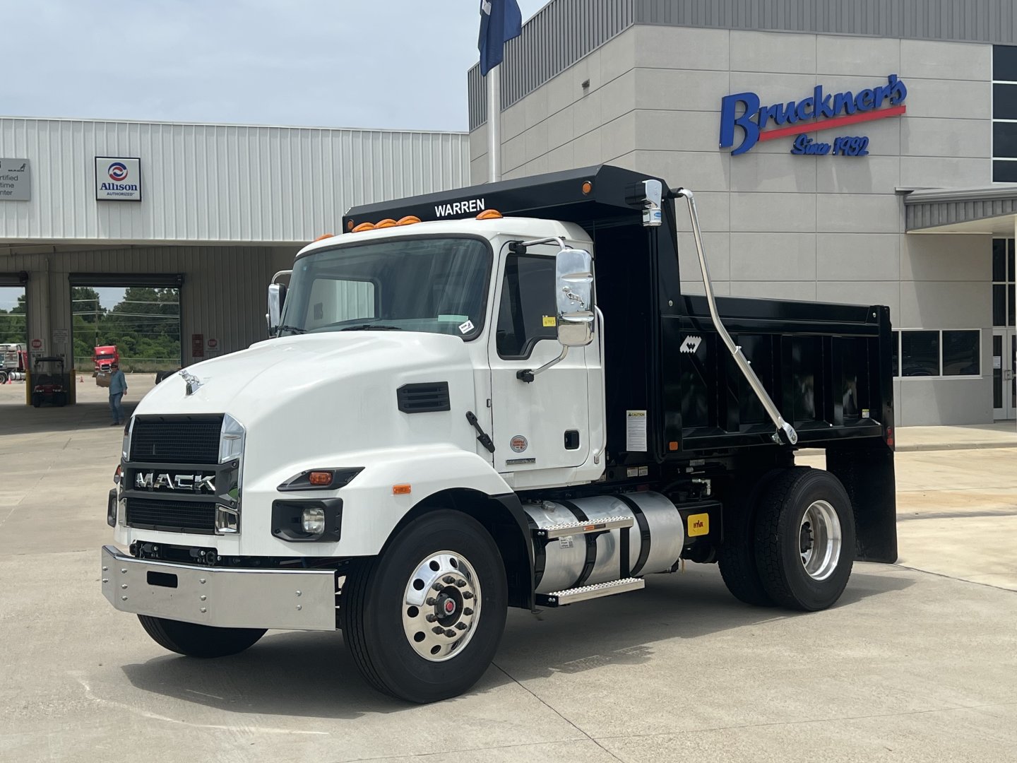2025 Mack MD64