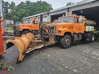 2002 International 2574 with Plow and Sander