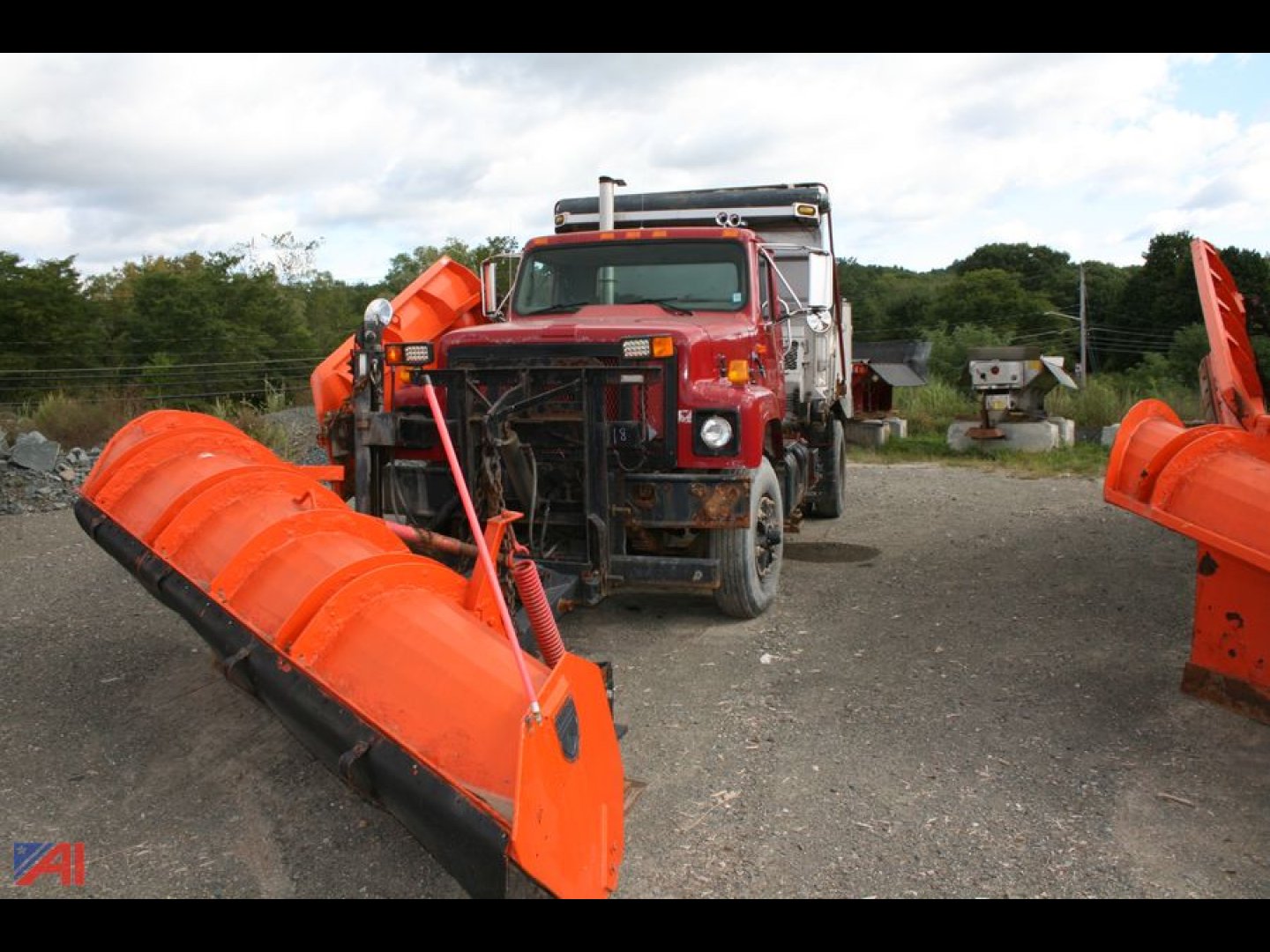 2000 International SA2574 with Plow and Wing