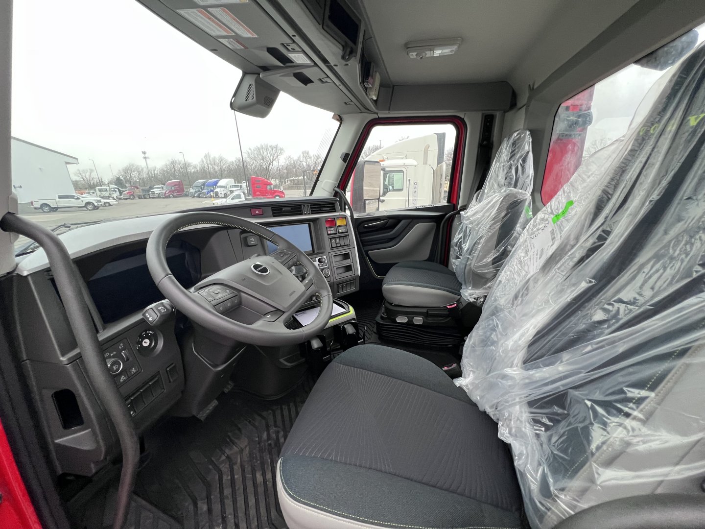 2025 Volvo VNL64T300