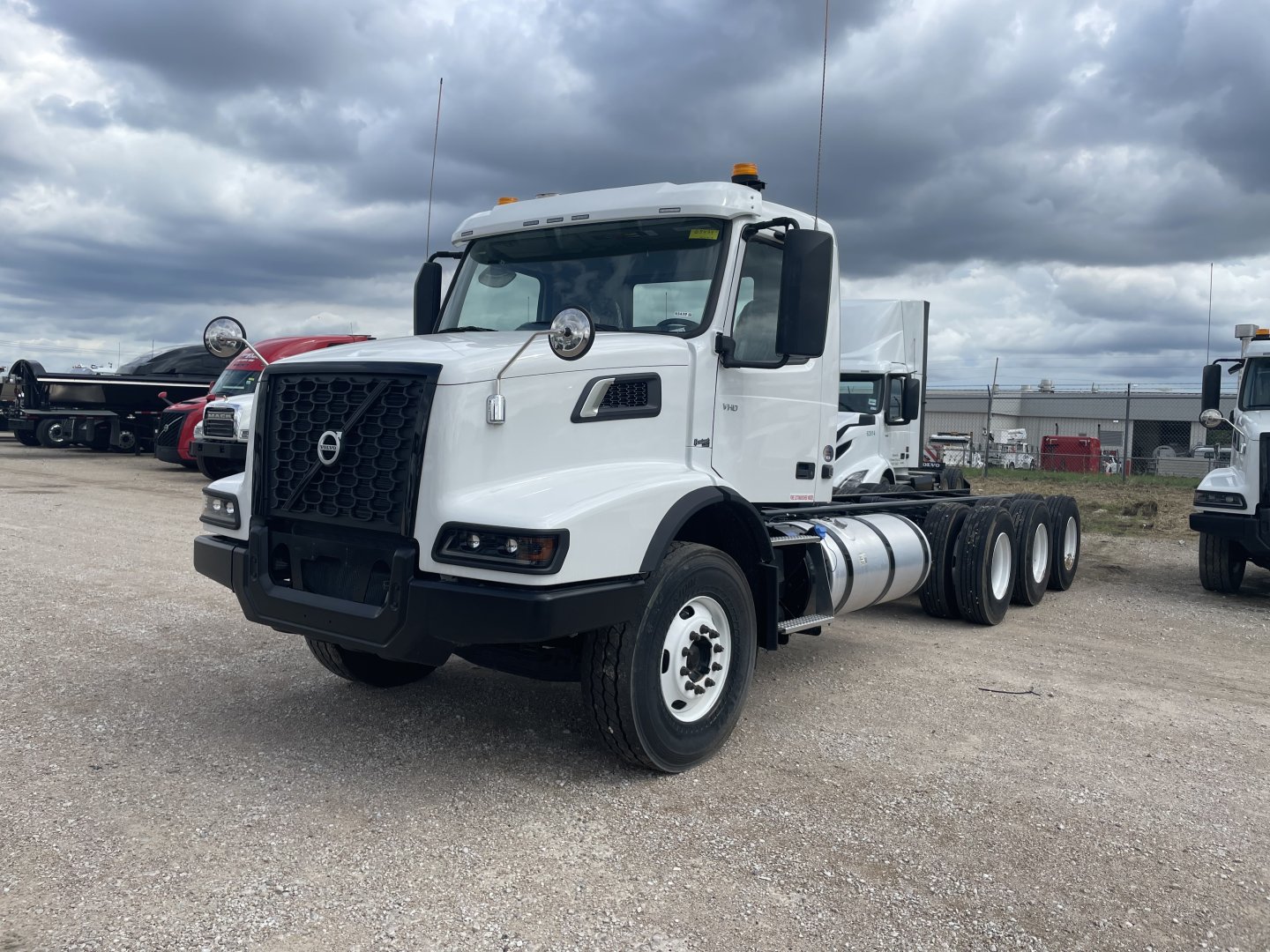 2025 Volvo VHD86B300