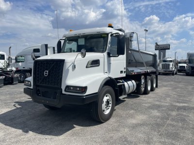 2025 Volvo VHD86B300