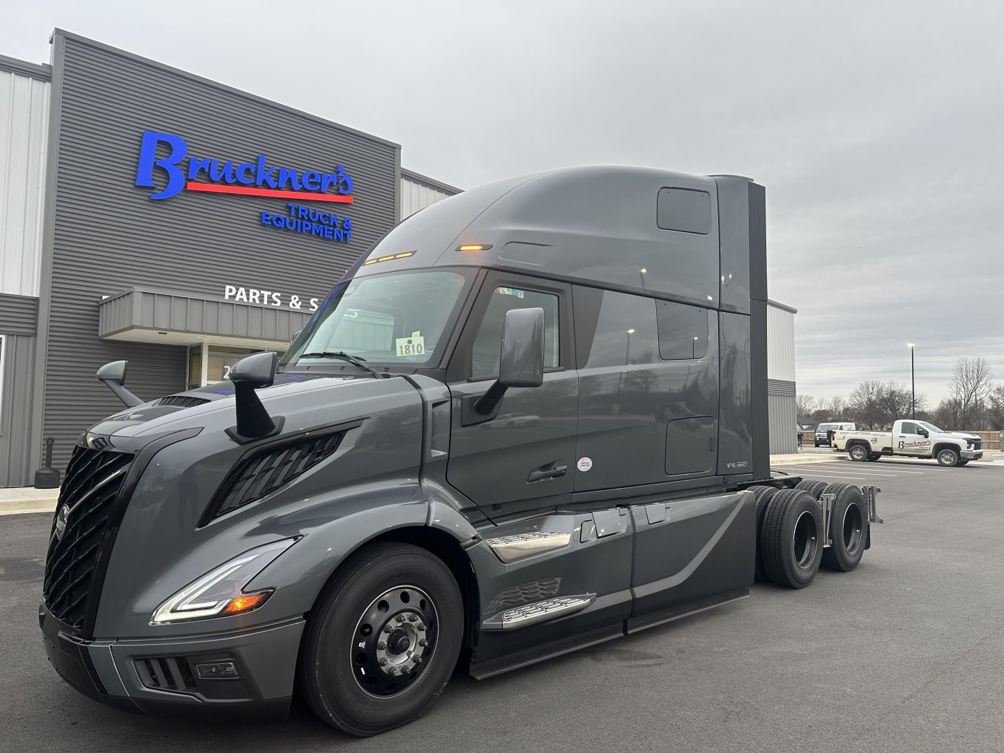 2025 Volvo VNL64T860