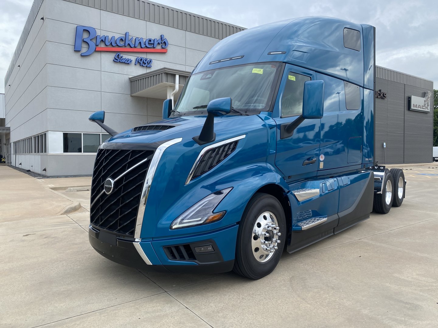2026 Volvo VNL64T860