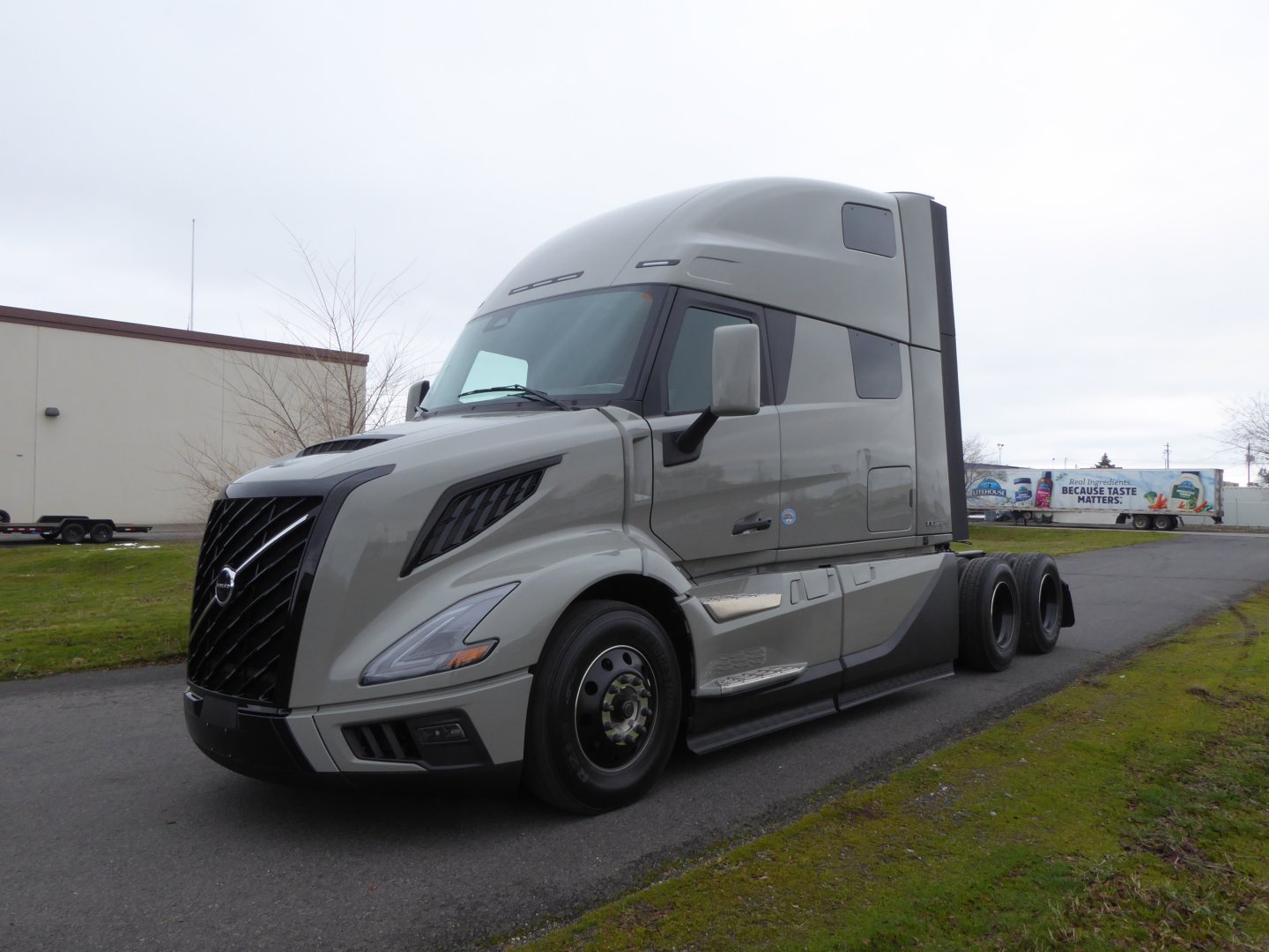 2025 Volvo VNL64T860