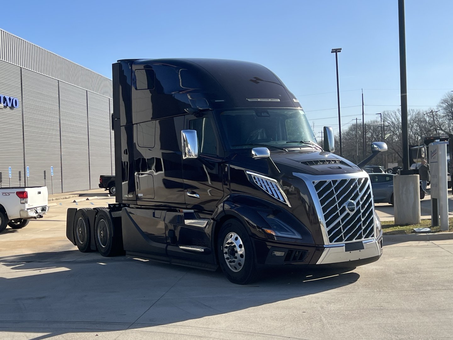 2025 Volvo VNL64T860