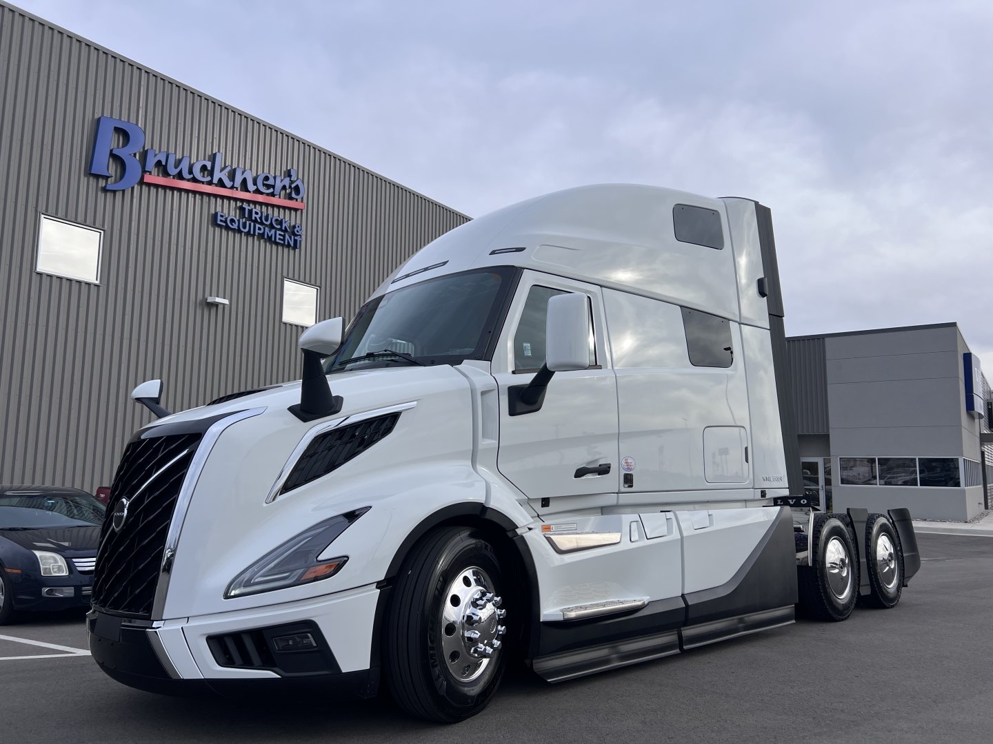 2025 Volvo VNL64T860
