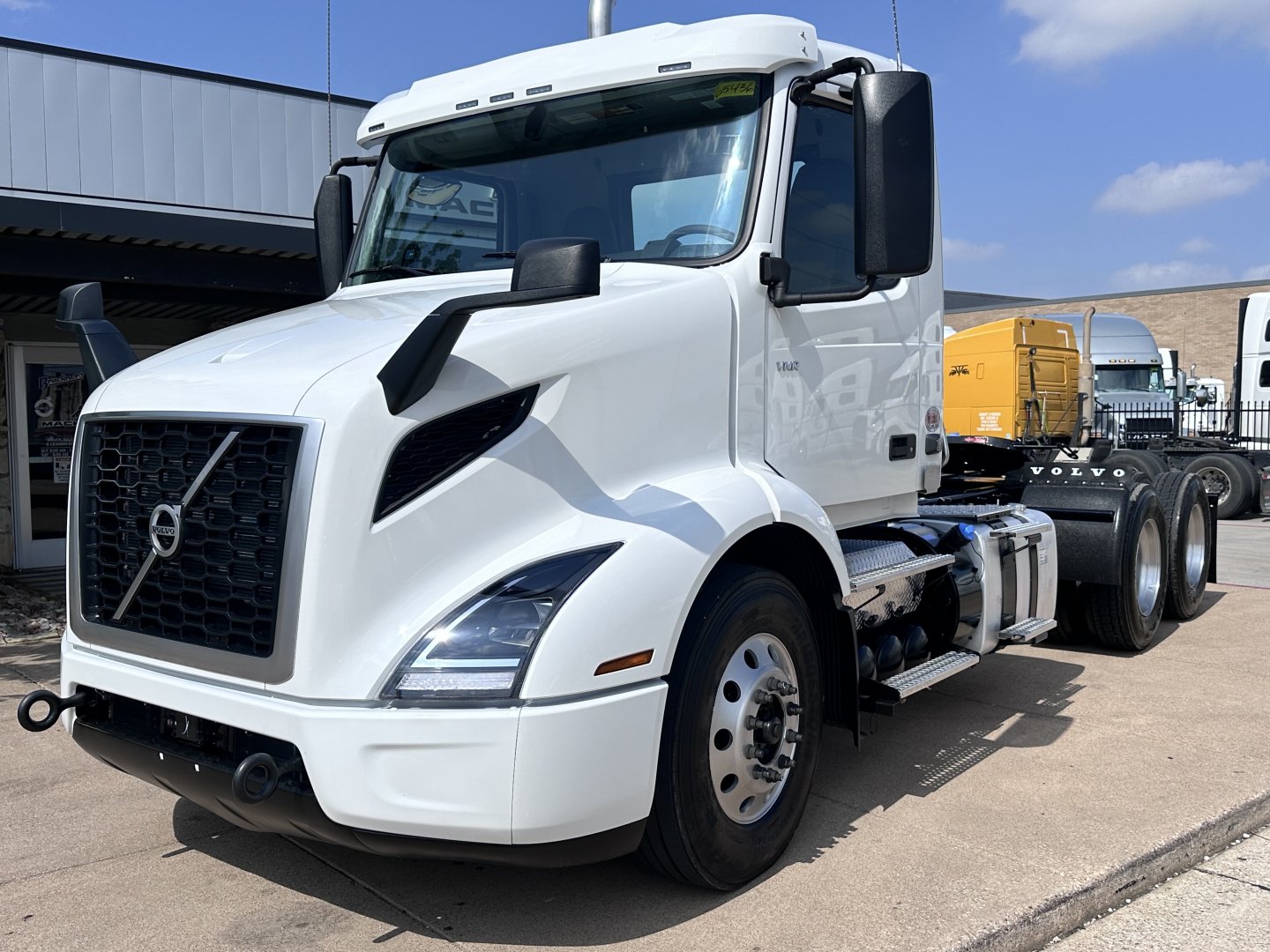 2025 Volvo VNR64T300