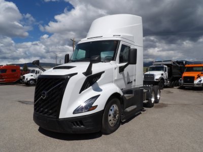2025 Volvo VNL64T300
