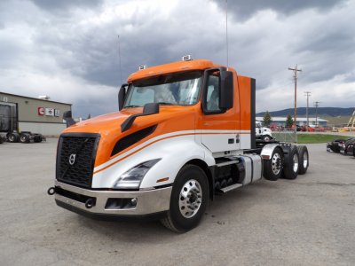 2025 Volvo VNL84T300