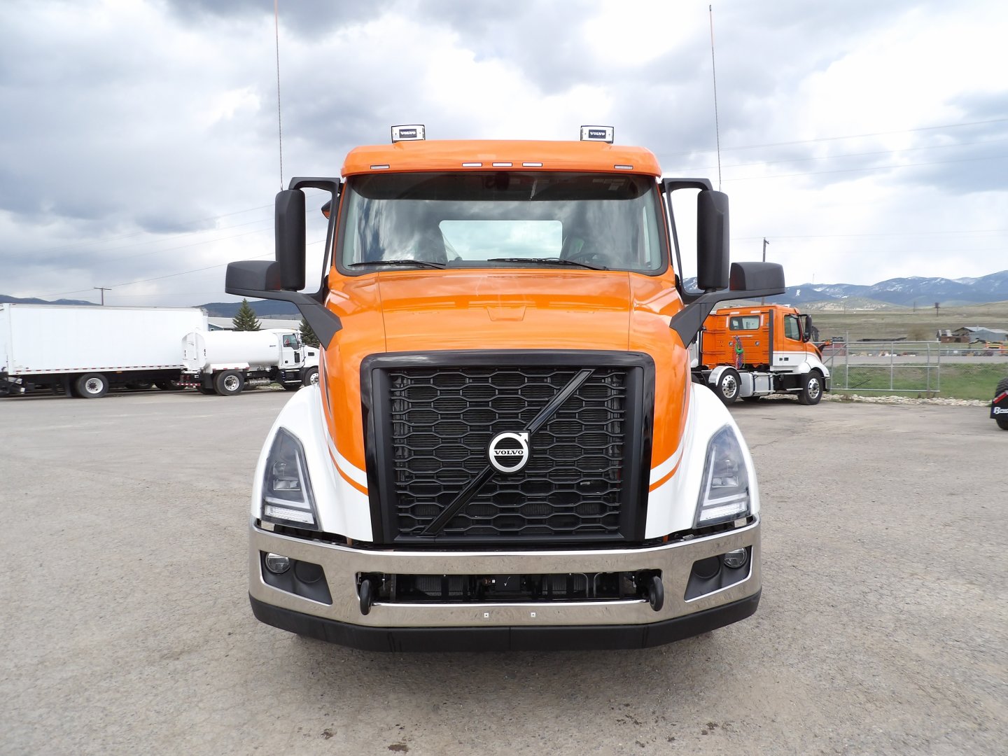 2025 Volvo VNL84T300