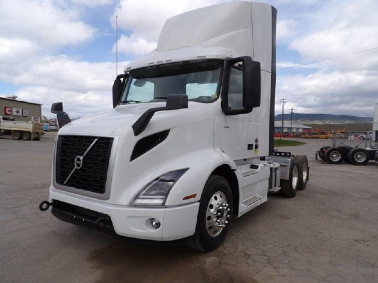 2025 Volvo VNR64T300