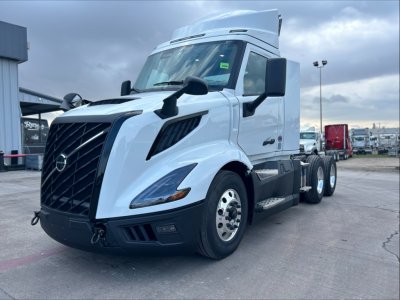 2025 Volvo VNL64T300