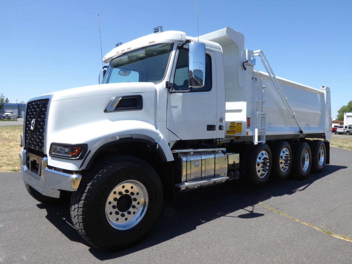 2025 Volvo VHD104F300