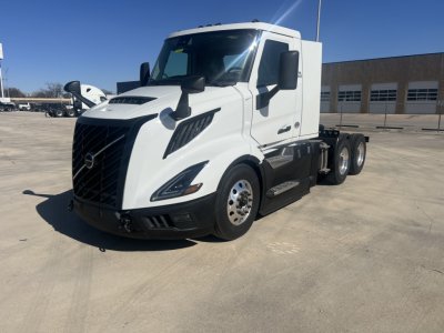 2025 Volvo VNL64T300