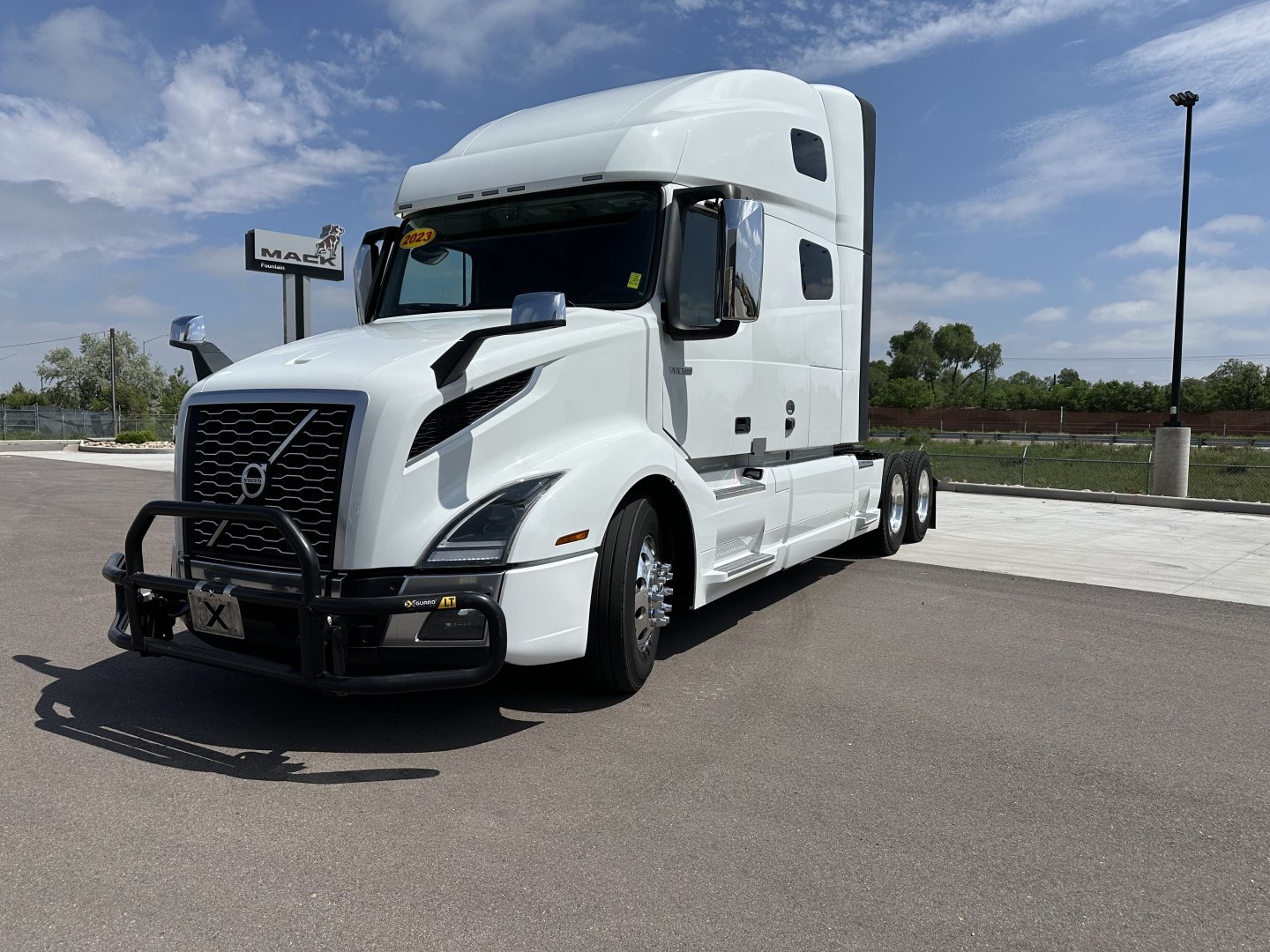 2023 Volvo VNL64T760