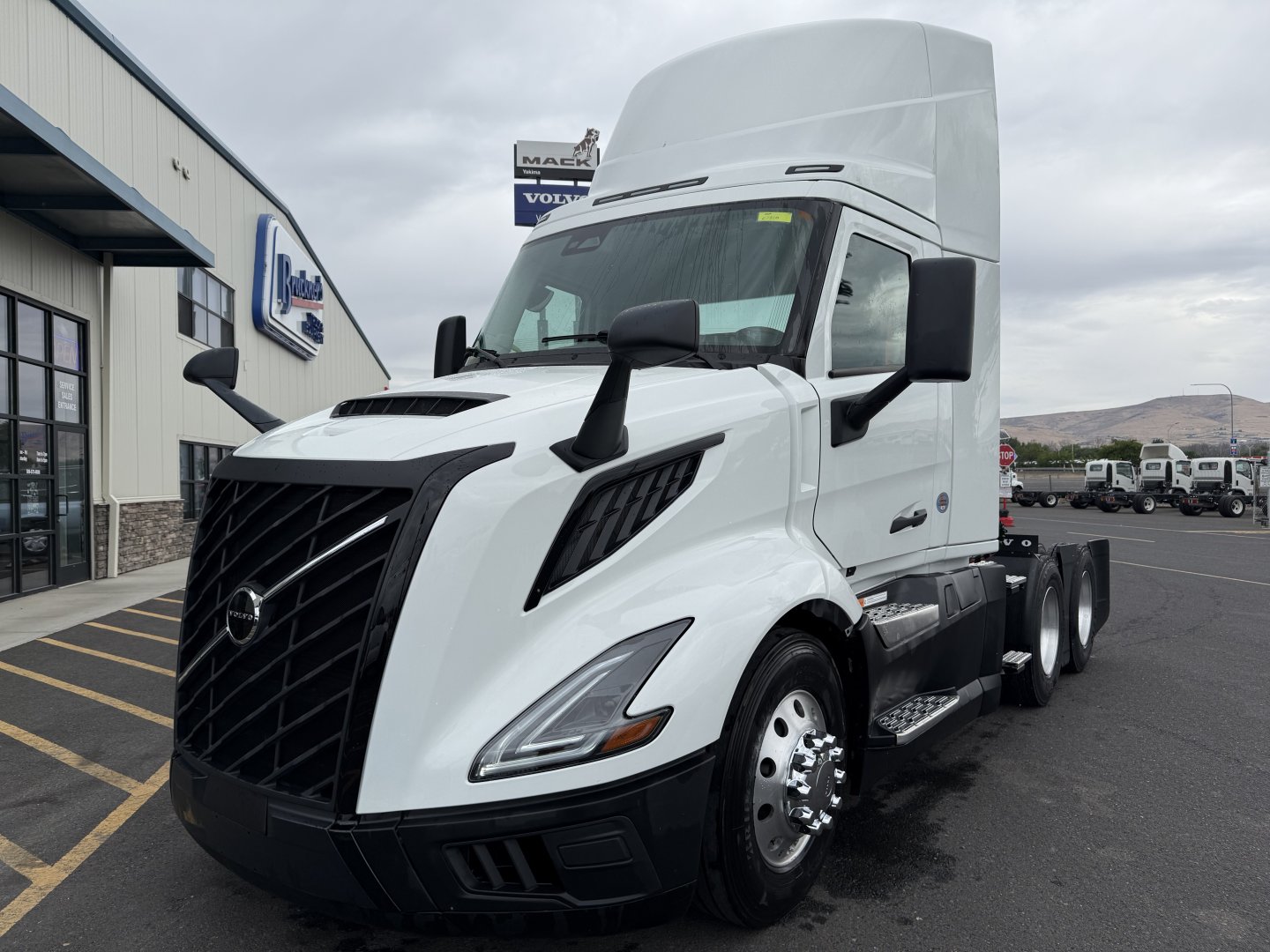 2025 Volvo VNL64T300