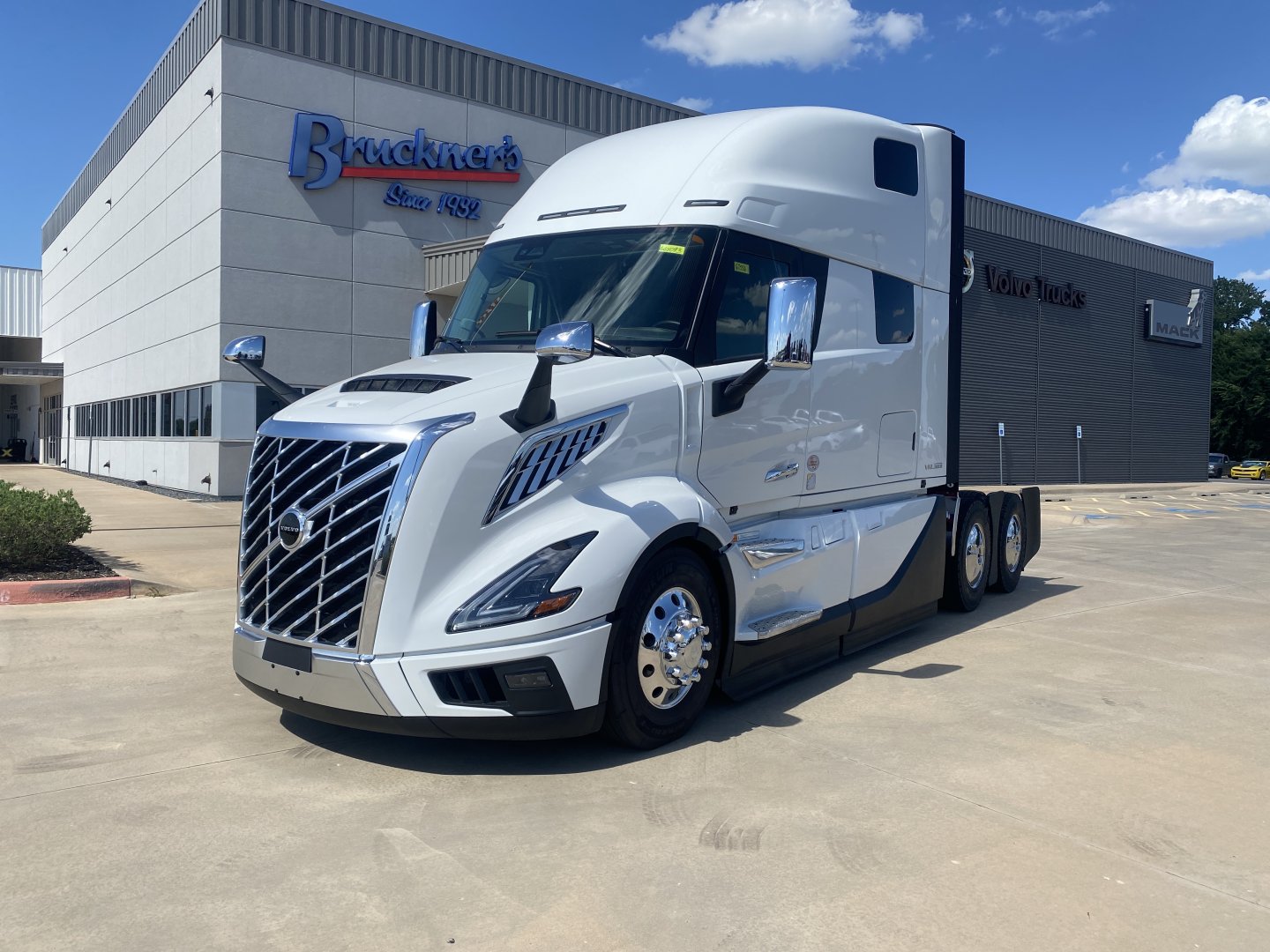 2025 Volvo VNL64T860