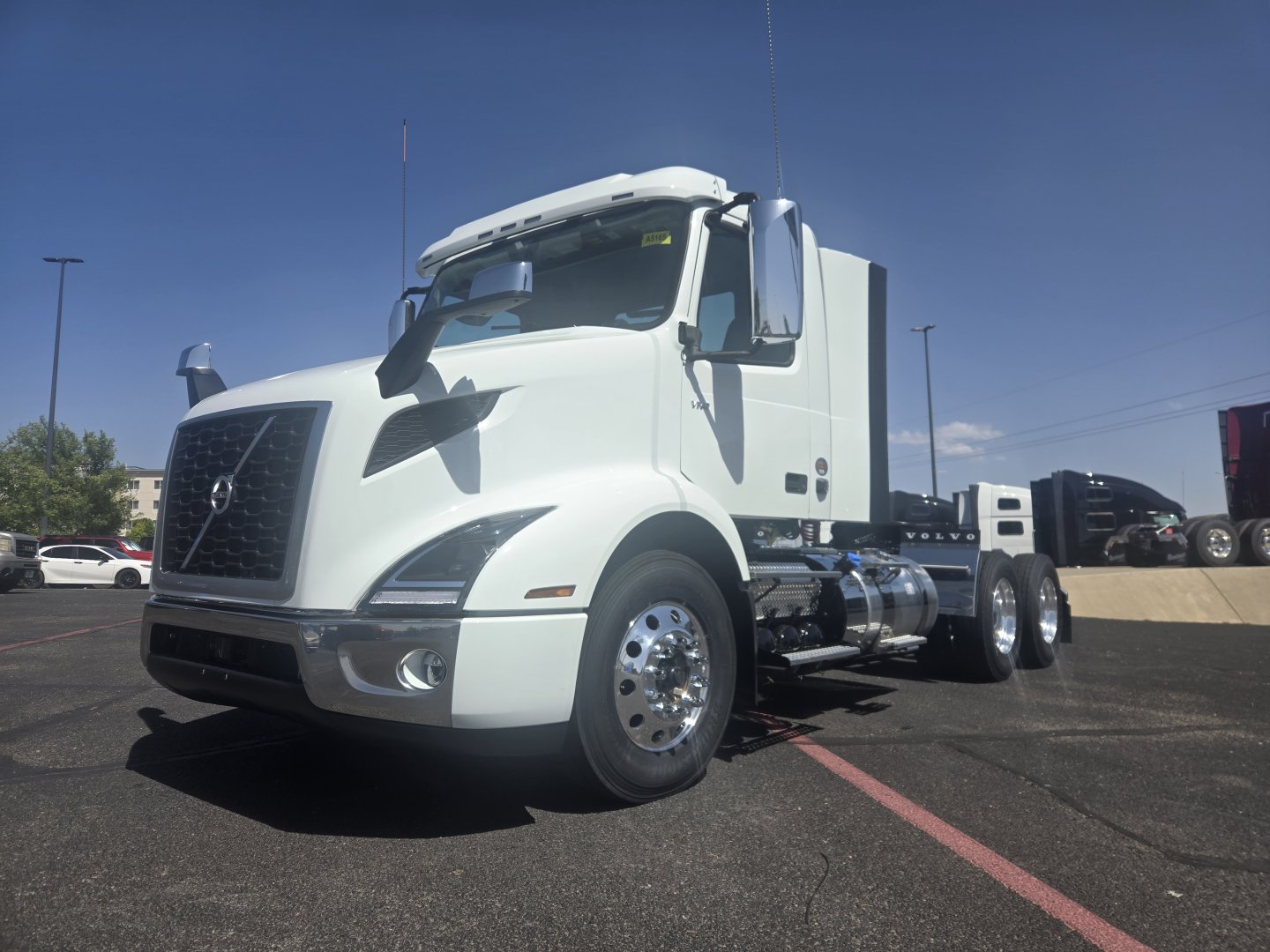 2025 Volvo VNR64T300