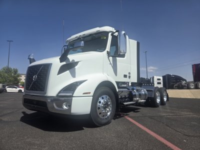 2025 Volvo VNR64T300