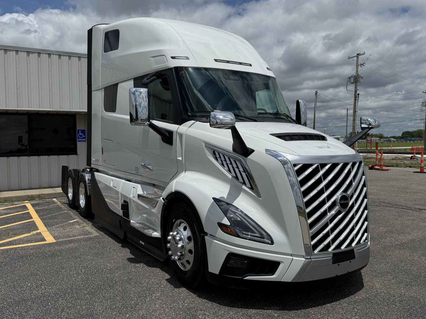 2025 Volvo VNL64T860