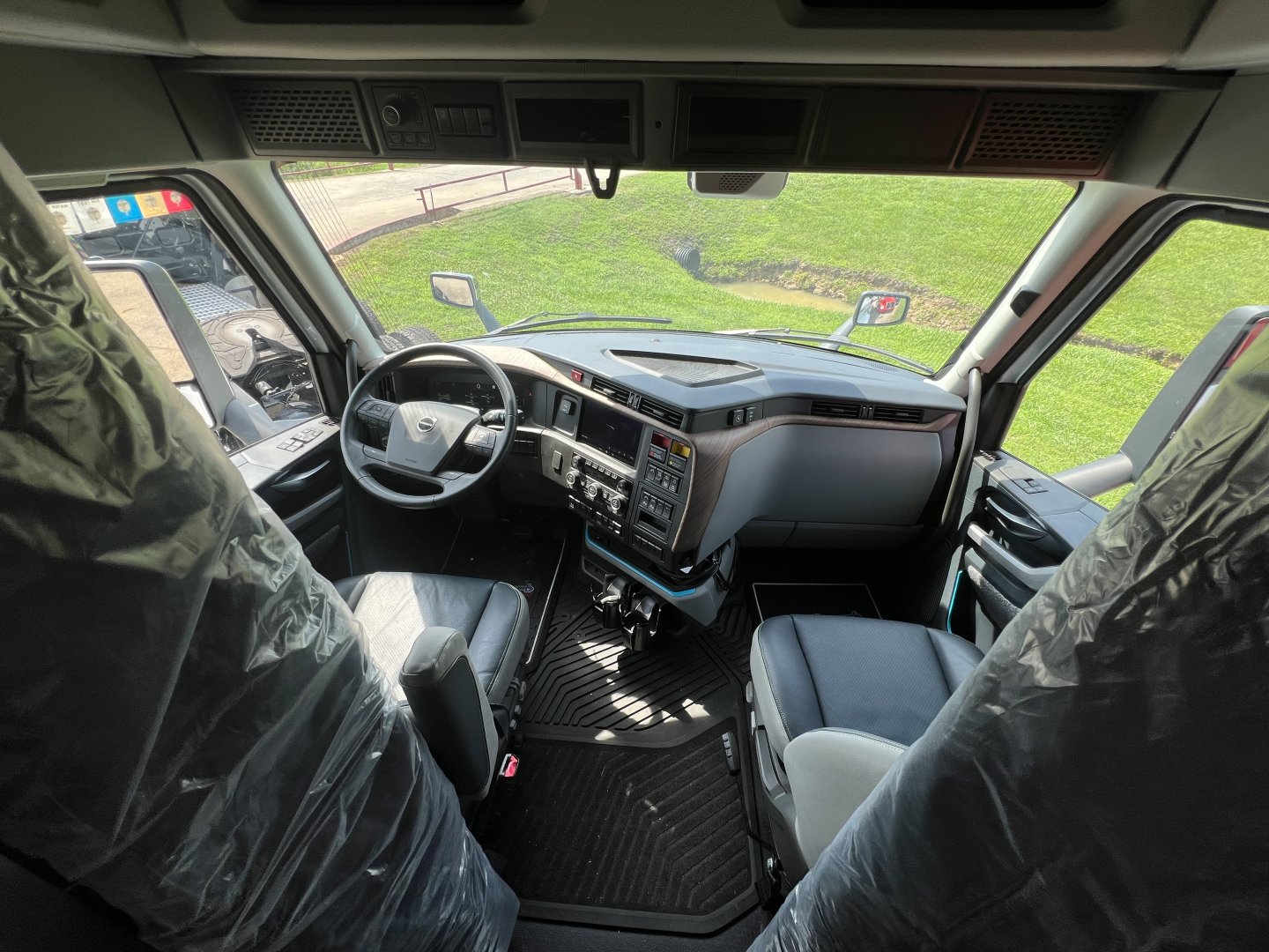 2025 Volvo VNL64T860