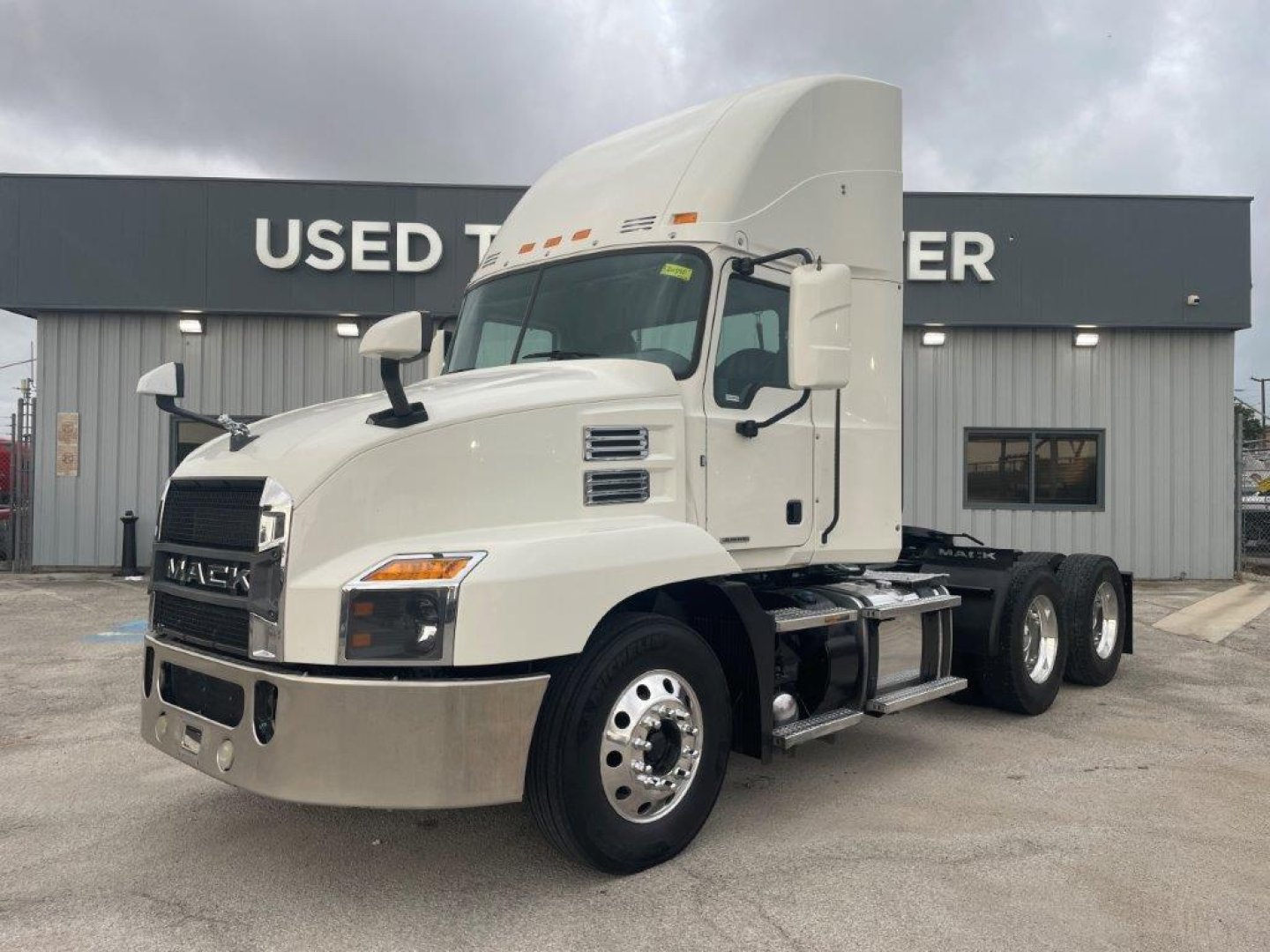 2019 Mack AN64T