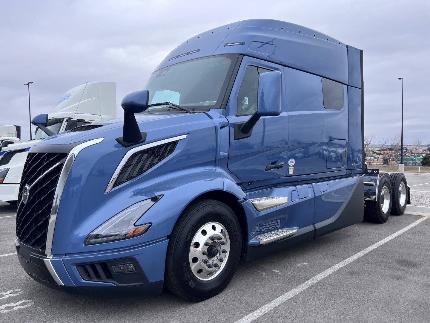 2025 Volvo VNL64T840