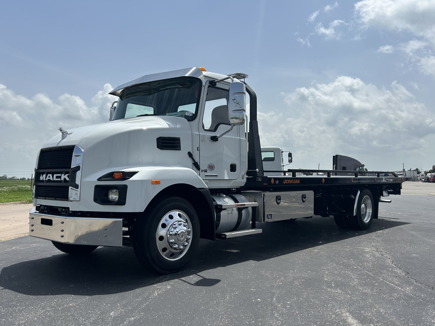 2025 Mack MD64