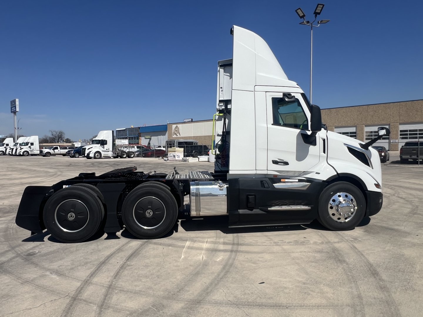 2025 Volvo VNL64T300