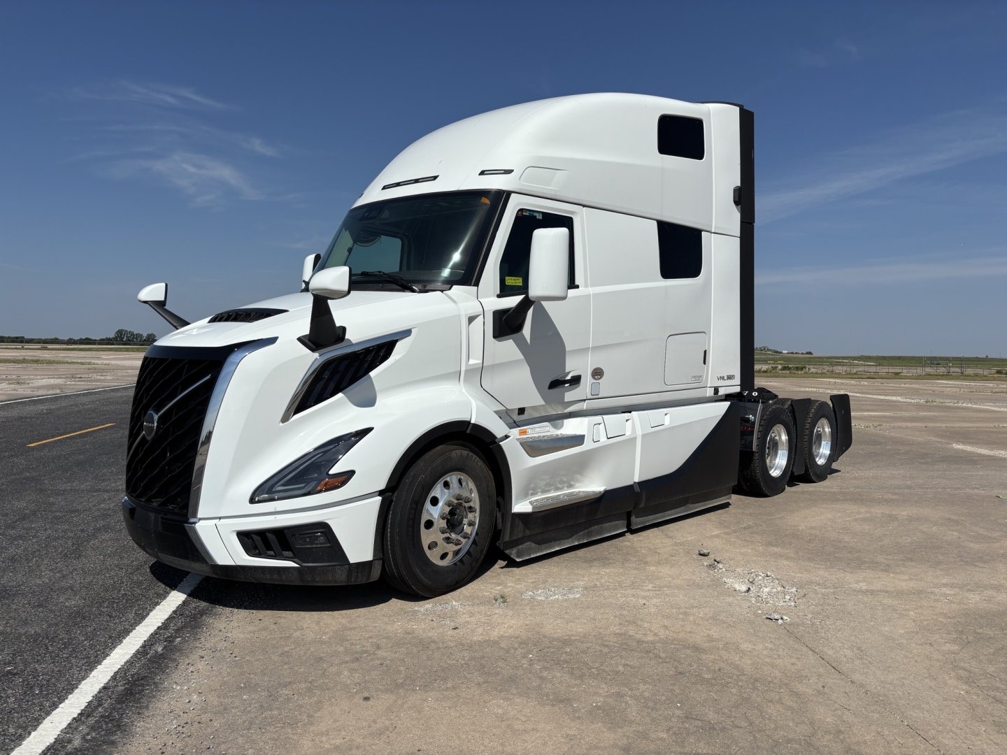 2025 Volvo VNL64T860