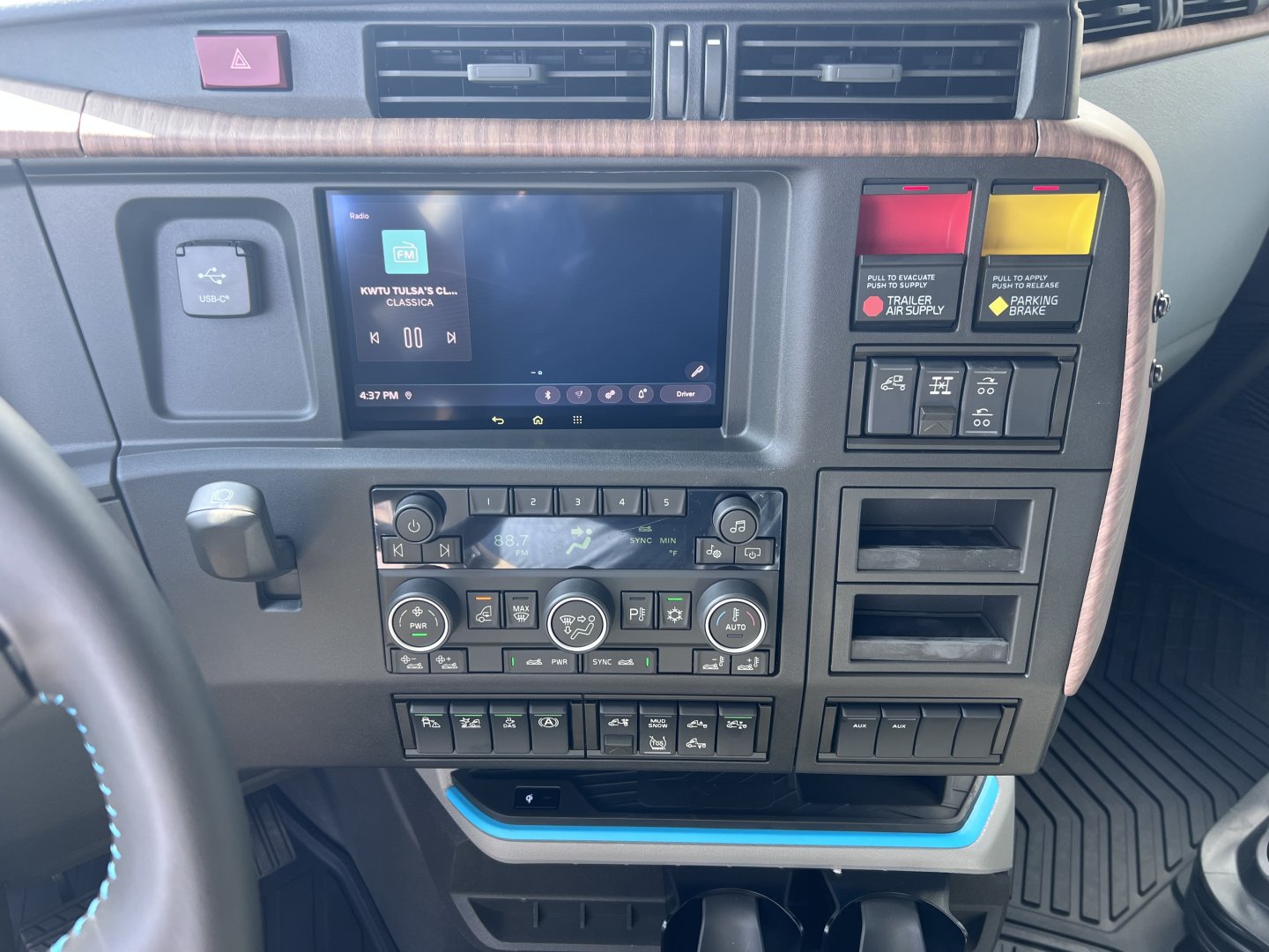 2026 Volvo VNL64T840