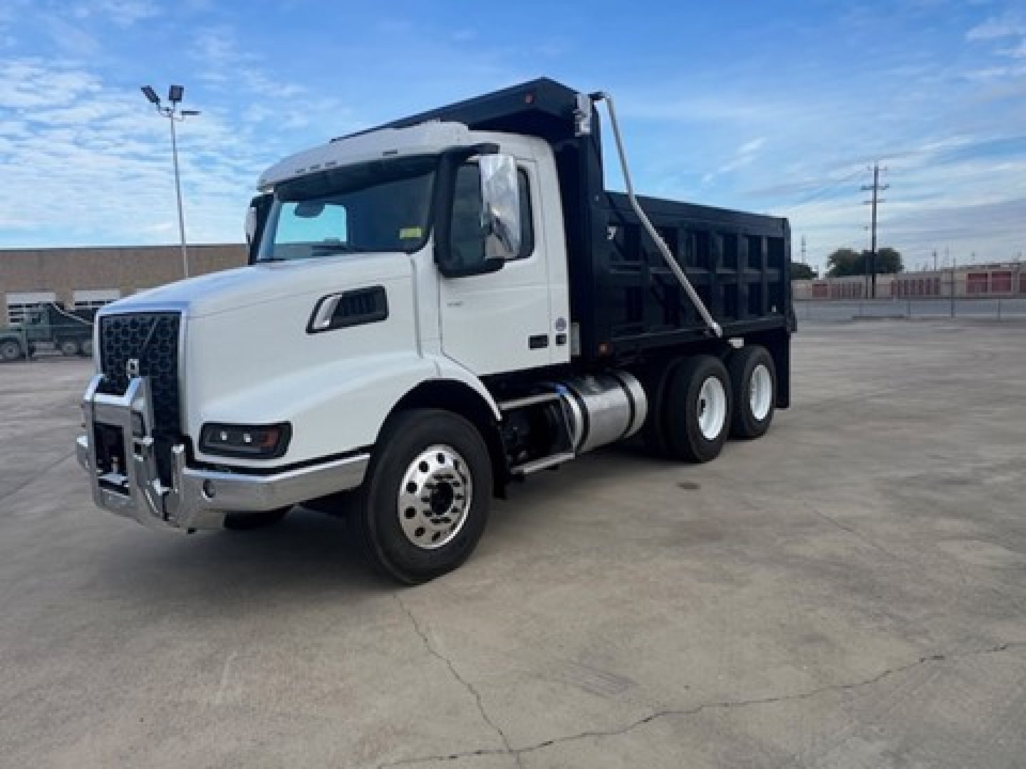 2025 Volvo VHD64B300