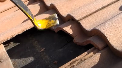 lifting-tiles-with-prybar lifting roof tiles with a pry bar