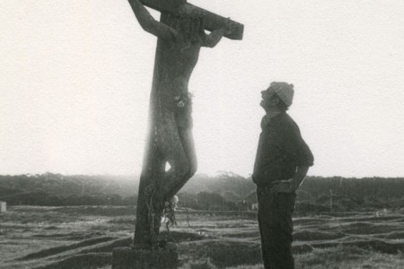Alfredo Maurente con su obra Cristo de "Lucho" - F: Centro Cultural de La Paloma