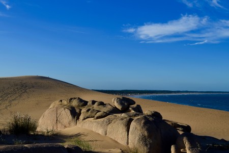 Rocas sobre las dunas