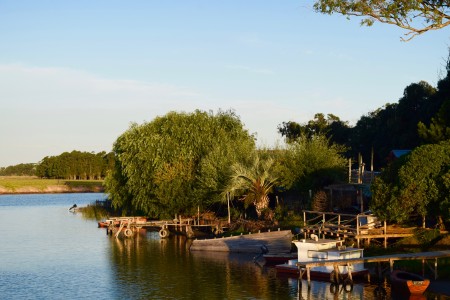 Pequeño pueblo de pescadores a orillas del arroyo